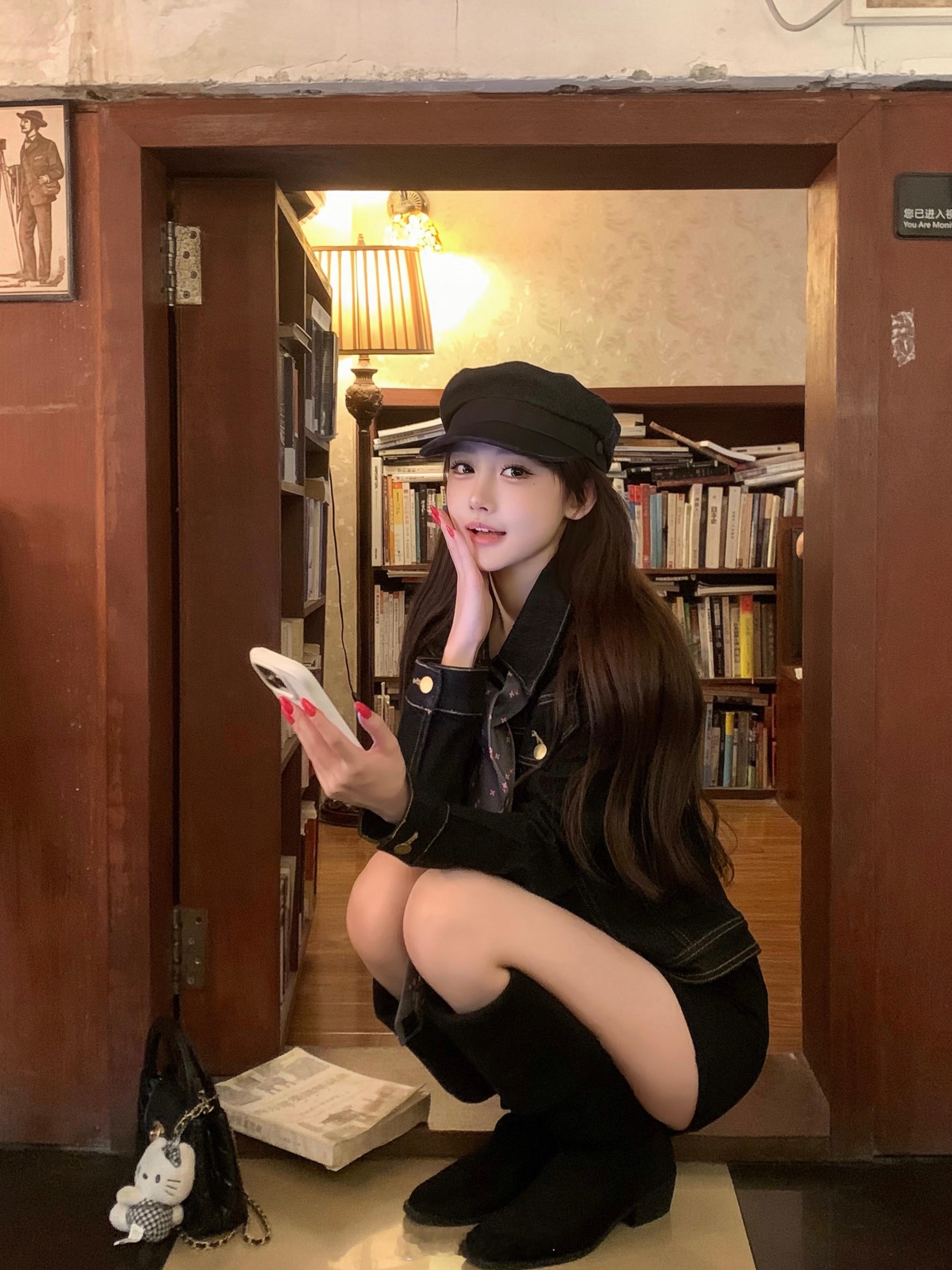 去了一家收藏很久的复古咖啡屋～这套穿搭好适合我哦🕰️ 