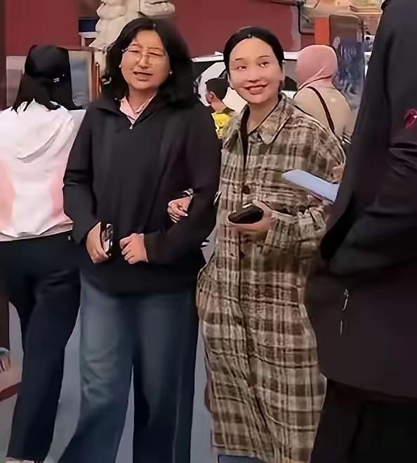 终于知道为什么孙丞潇母亲，可以接受与自己年龄相仿的金莎做儿媳
不仅只是她活得太通