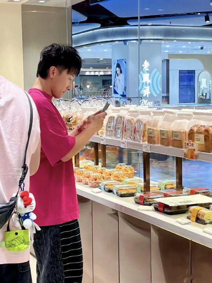 45岁方力申现身深圳，消费尽显豪爽。买面包、酒店吃大餐，花钱毫不手软，明星风范十