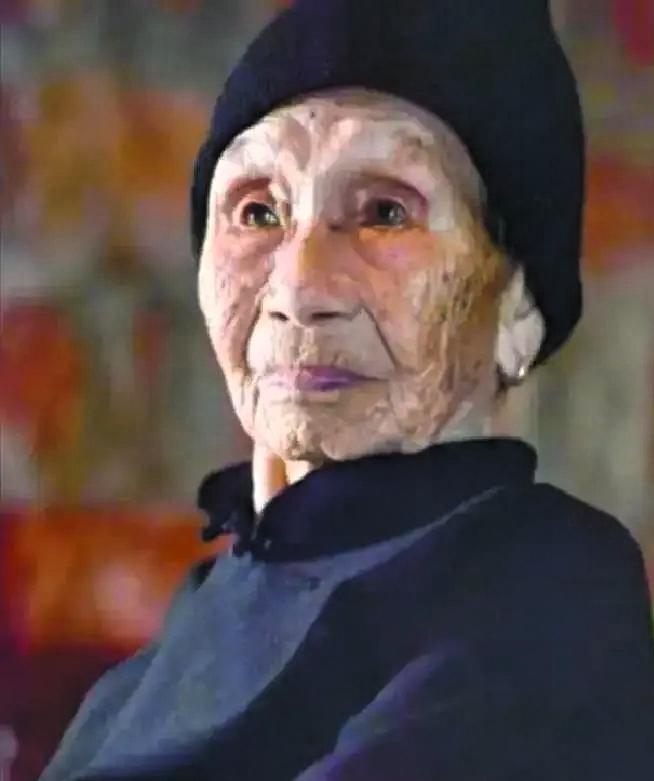 1941年，14岁的黄有良被10几个鬼子，扒光了衣服乱摸，姑娘拼了命反抗，把鬼子