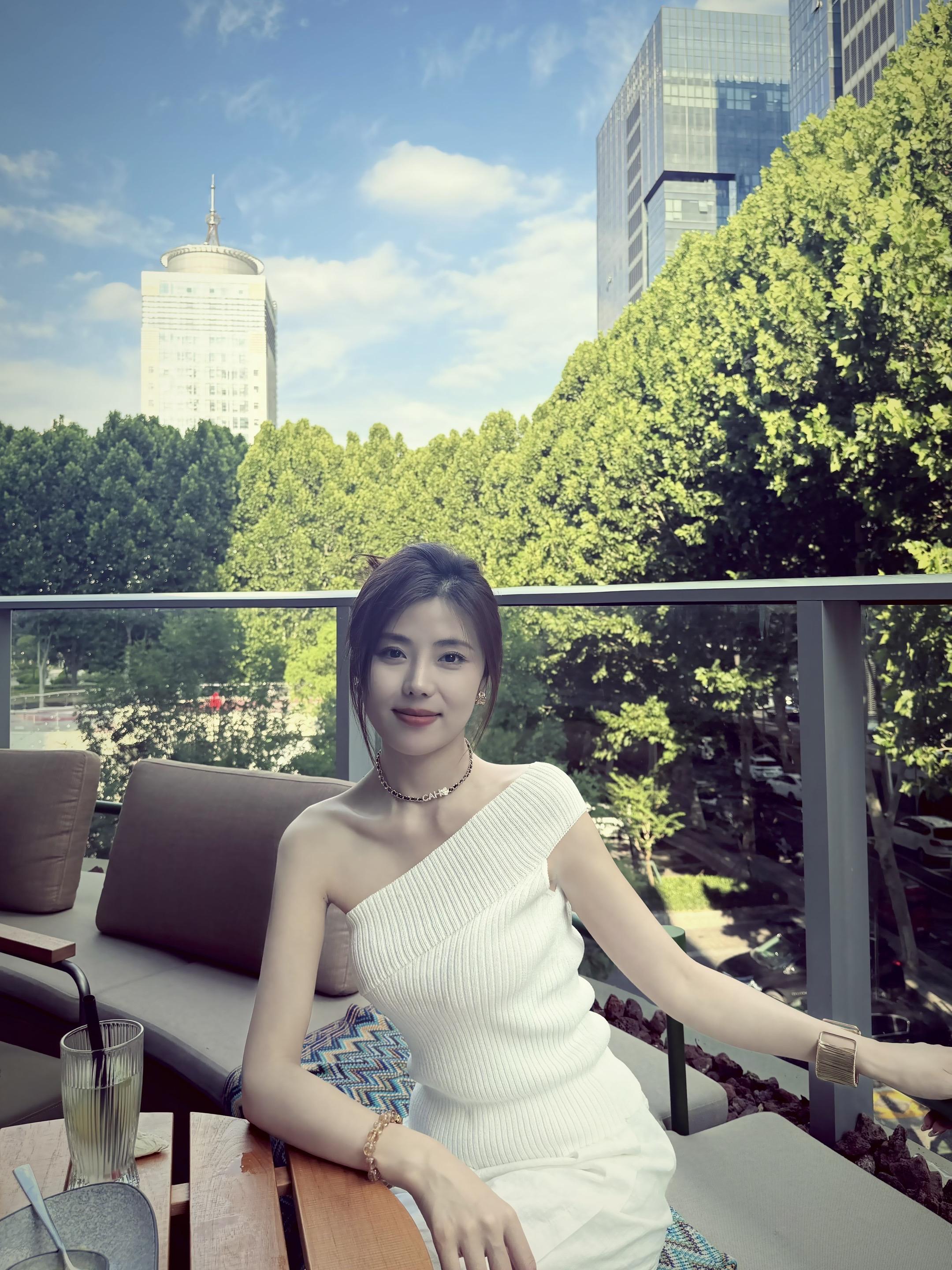 真正的自由 是敢于对任何消耗你的人和事说：我的时间很贵～