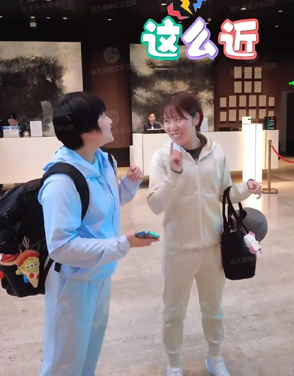王楚钦在队友王晨策的陪伴下抵达雄安新区了，终于来了，
全网都在盼着。
梁靖崑在四