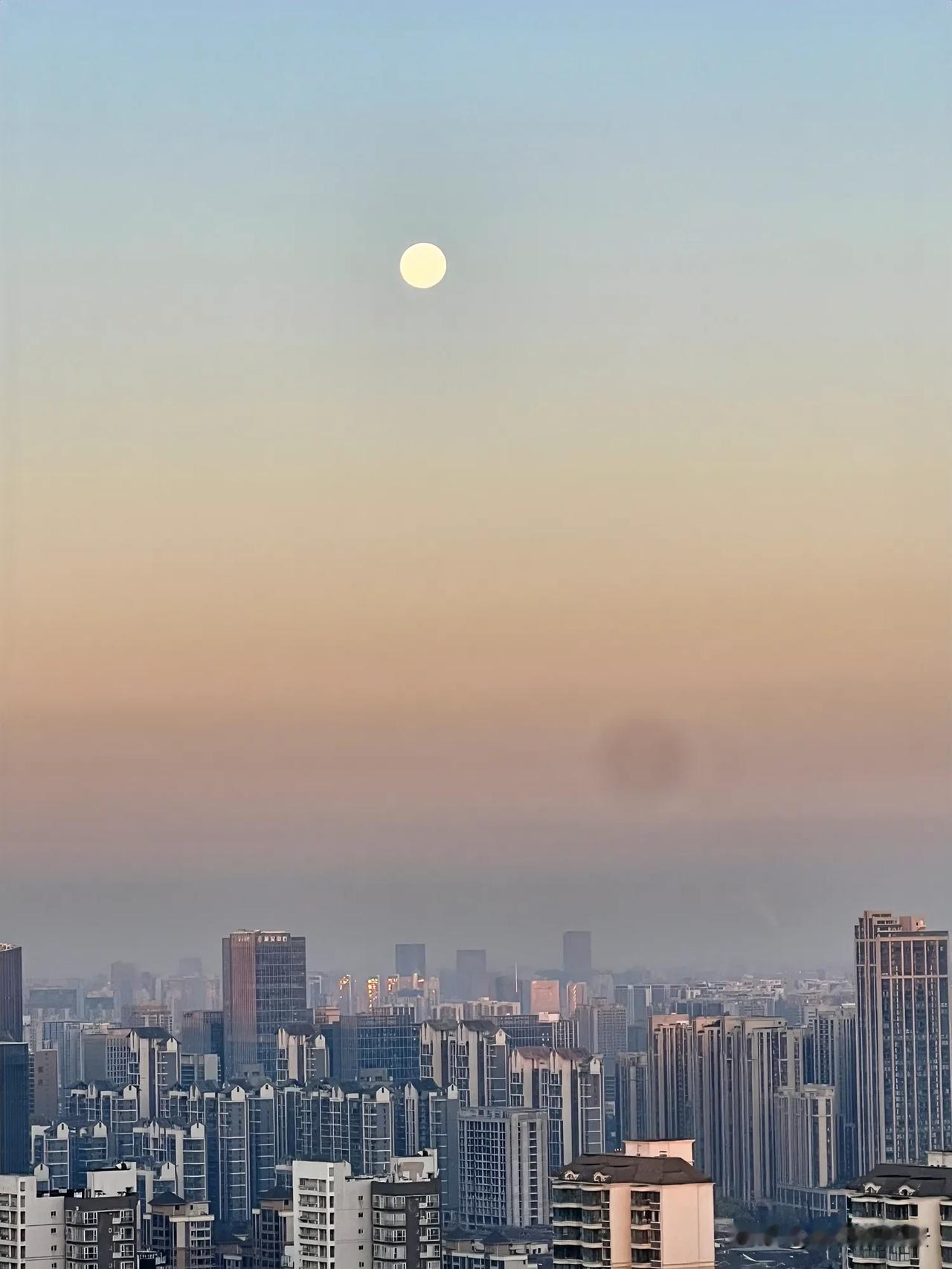 晨曦中的西安城 高悬的圆月🌛还未褪去

太阳🌞已经从东边升起了。

看看你拍