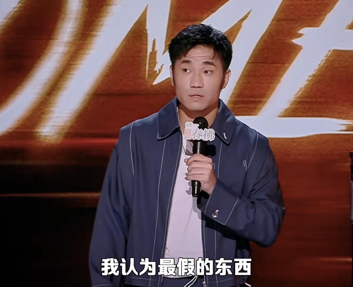 图一的男士叫翟佳宁，图二的女士叫房主任，一个是年度冠军一个连前十都没有进，有意思