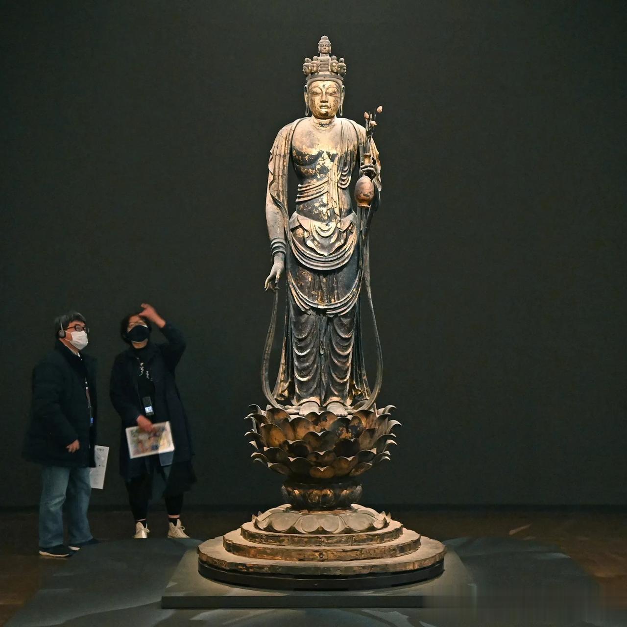 奈良国立博物馆展出日本国宝「圣林寺十一面观音像」。这座佛像雕刻于公元8世纪，被视
