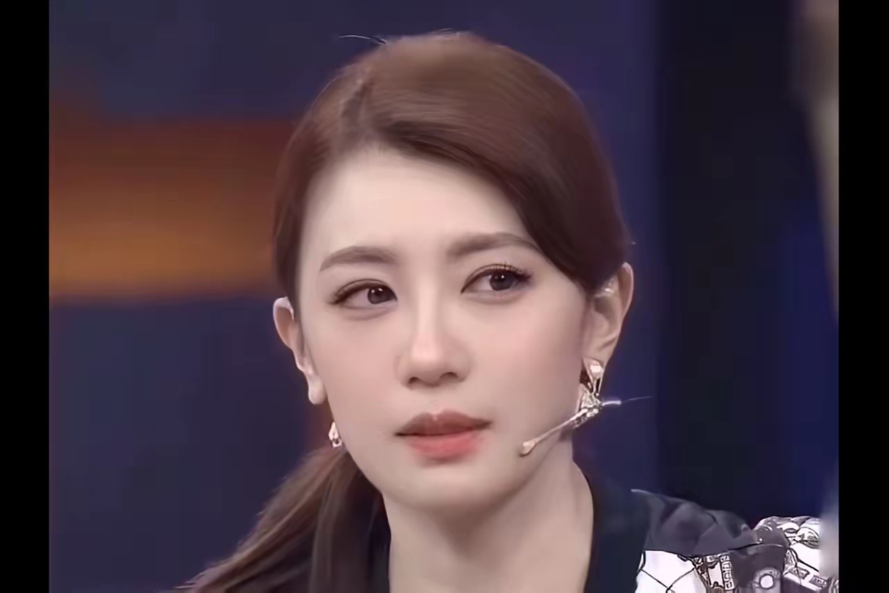 以前的美女接受采访是这样子的主持人：你怎么长得这么漂亮美女：没有，我觉得我很一般