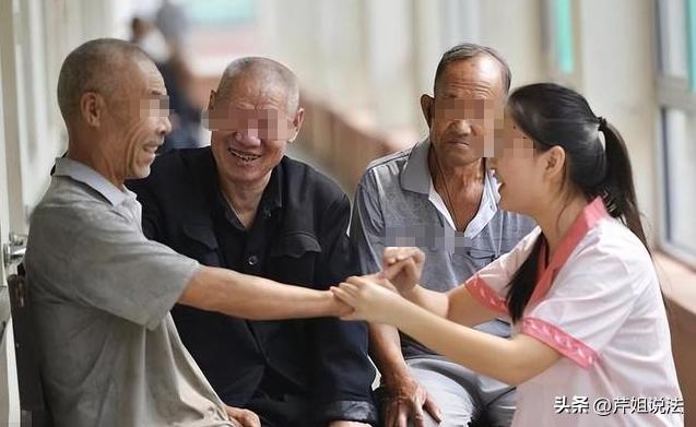 河南信阳，79岁的姜大伯瘫痪后住进了养老院，儿子代替姜大伯起诉了妹妹，要求她承担