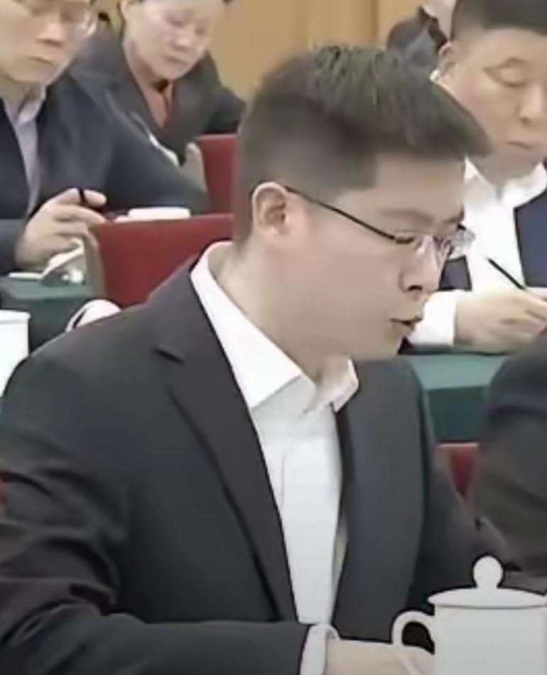 两位进京面过圣的人，现在走了两条路，有的人是为国效力，有的人是为了自己成为亿万富