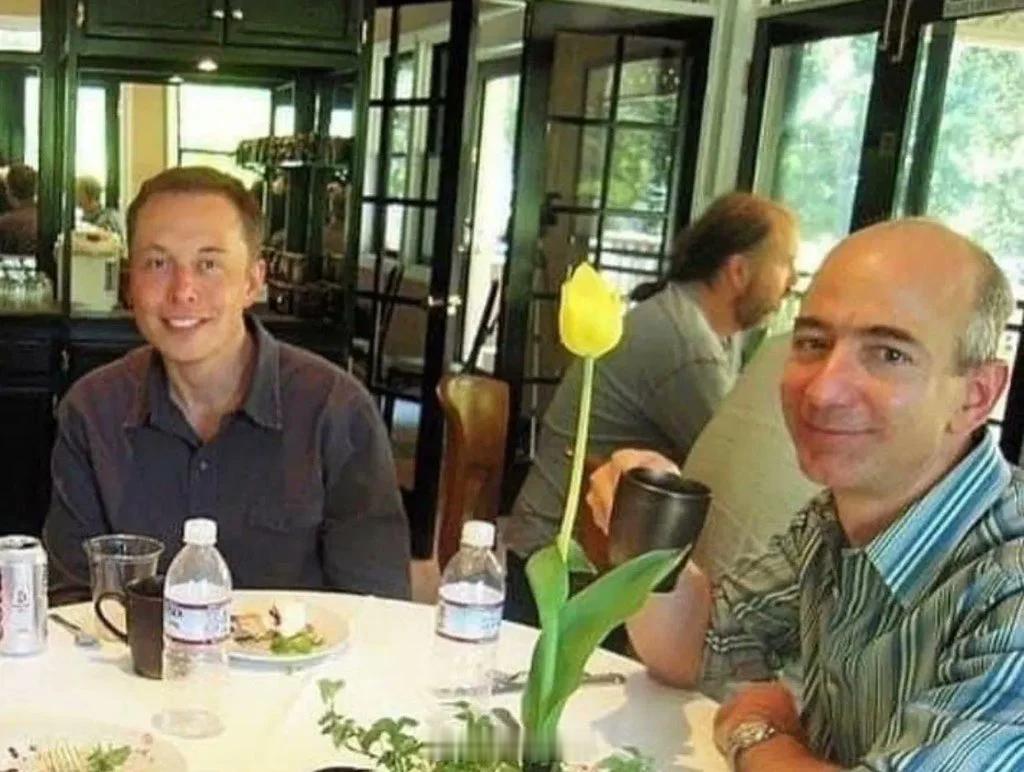 埃隆·马斯克和杰夫·贝索斯吃过的最后一顿午餐。贝索斯也想做火箭，于是通过关系人约