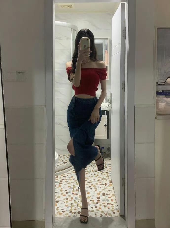 弟弟高考结束让我去接他，穿哪件更好呀
明天弟弟高考就结束喽，前好几天就跟我说让我