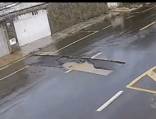 路面大坑变“隐形杀手”！骑手连人带车狠狠摔飞
 
好好的马路，硬生生被轧出一个大