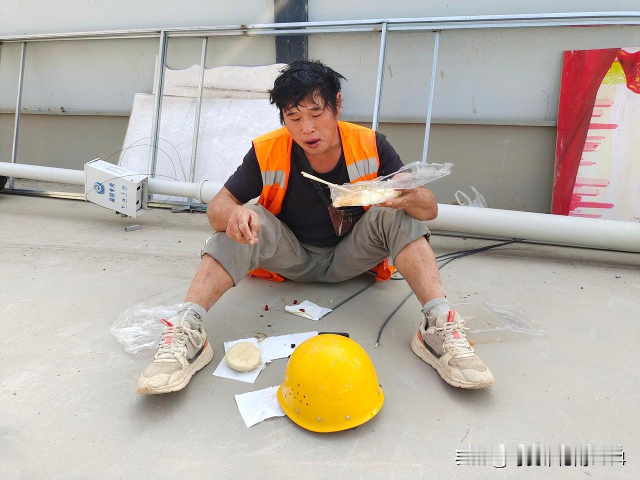 强烈建议工地农民工的年龄放宽到六十五岁！对于干工地的人来说，风吹日晒，农民工的身