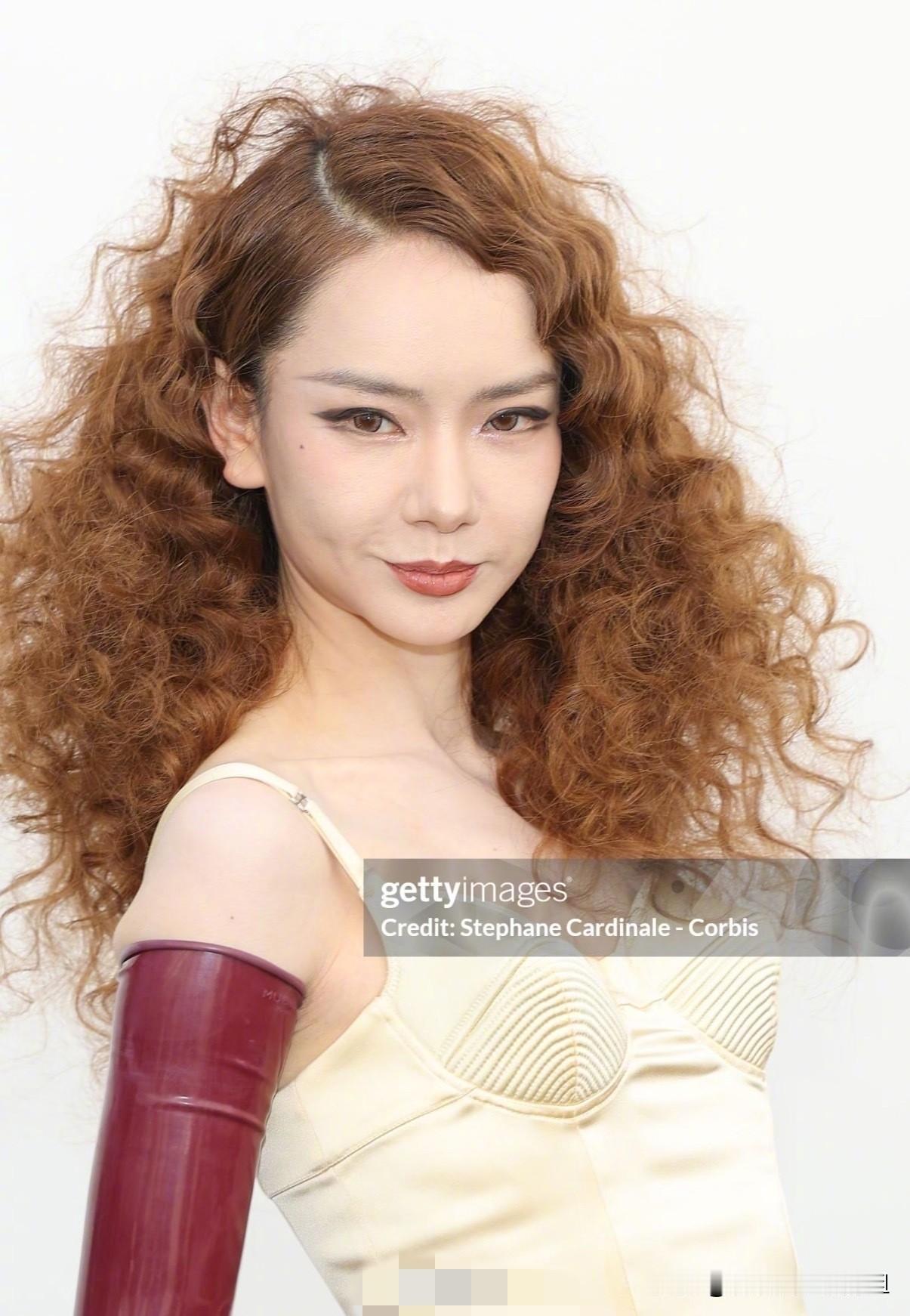 戚薇这医美过度的脸，真的很令人一言难尽啊！

想当初她早期颜值，虽然不是盛世美颜