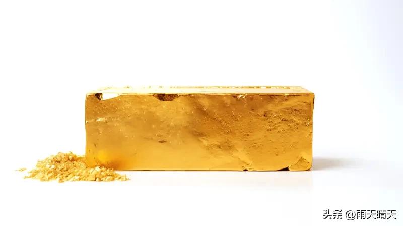我当然不会跟风抄底黄金，普通老百姓把钱存进银行，虽然利息低些，但至少本金有保障，