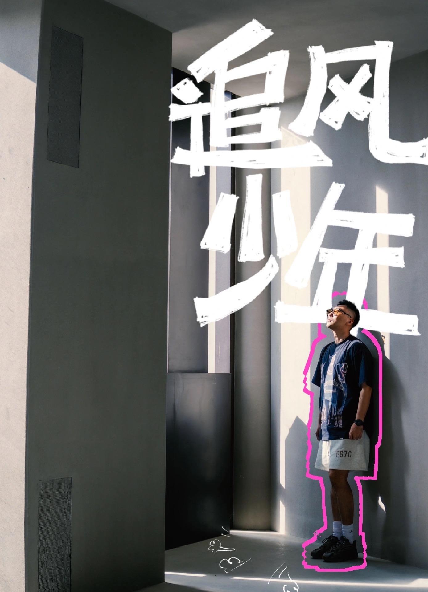 宁夏银川下一个网红打卡地｜百瑞源枸杞小镇。百瑞源枸杞小镇
位于贺兰山天然屏障和贺兰睡佛的自然景观，依托于宁夏枸杞独特的资源禀赋。
走进小镇，映入眼帘的就是随处可见几何形状和线条机构建筑的白色建筑，意境感十足，宛如世外治愈之地，中国山水和北欧风格结合，阳光洒落，光影斑驳，文艺风满满，轻松拍出ins质感大片。 
百瑞源枸杞小镇，投资1.2亿元，按照国家AAAA级旅游景区标准打造，打造集枸杞养生美食、枸杞养生茶饮、田园观光、采摘体验、科普教育、农事体验、游学研学、婚纱摄影于一体的“田园高级会客厅”。 
百瑞源枸杞