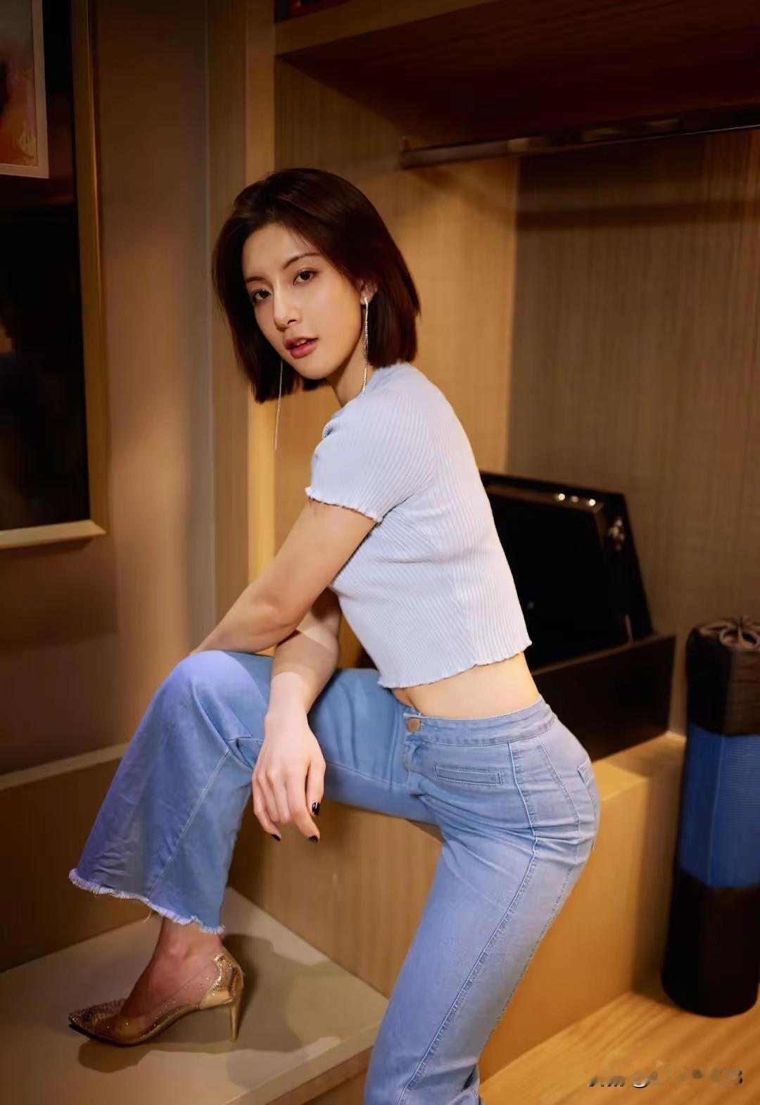 轻纱拂面，笑语盈盈。