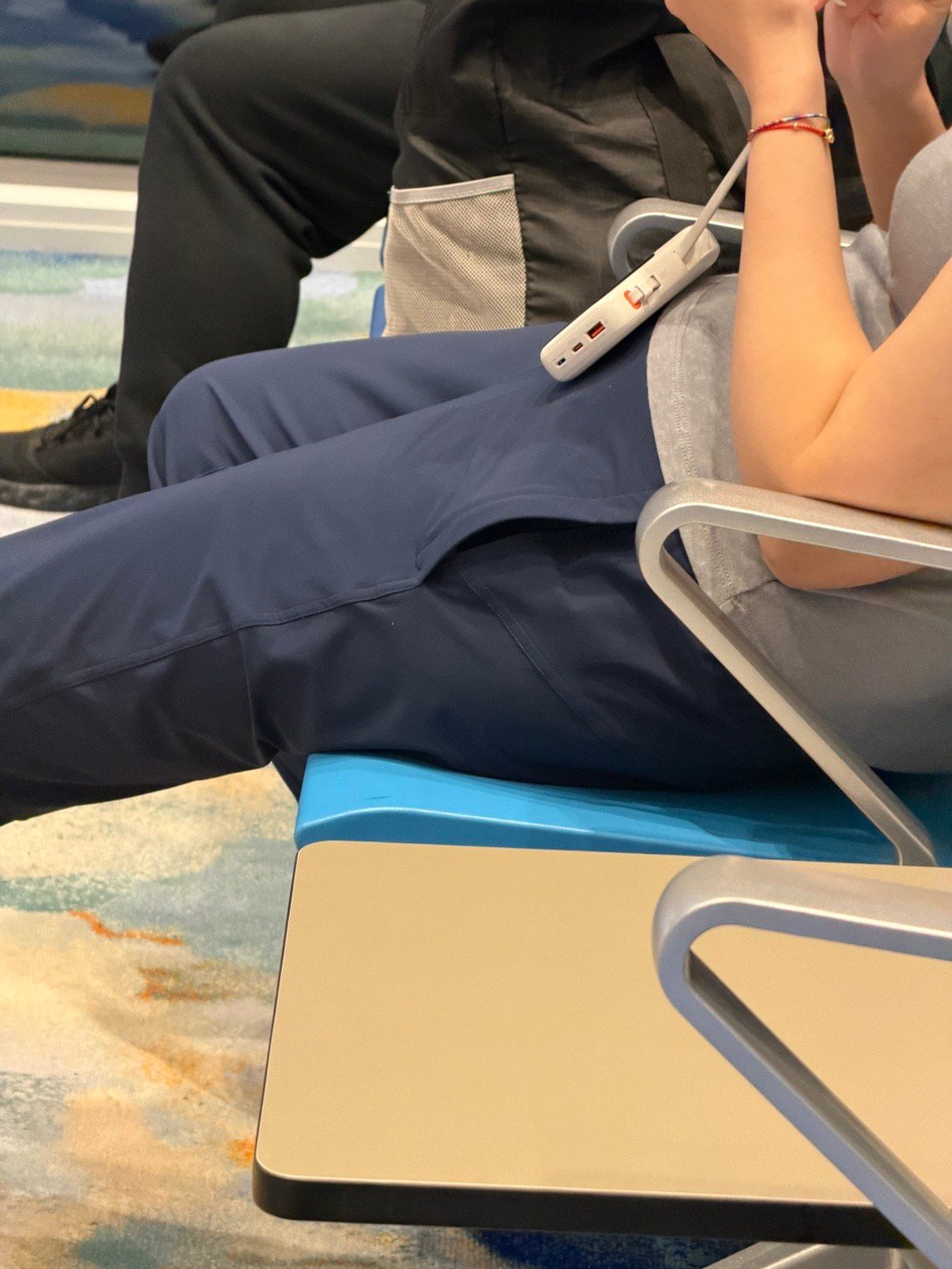 今天在机场坐了一天，发现机场等候的位置是很多，但大部分都被背包给占了座位，为啥背