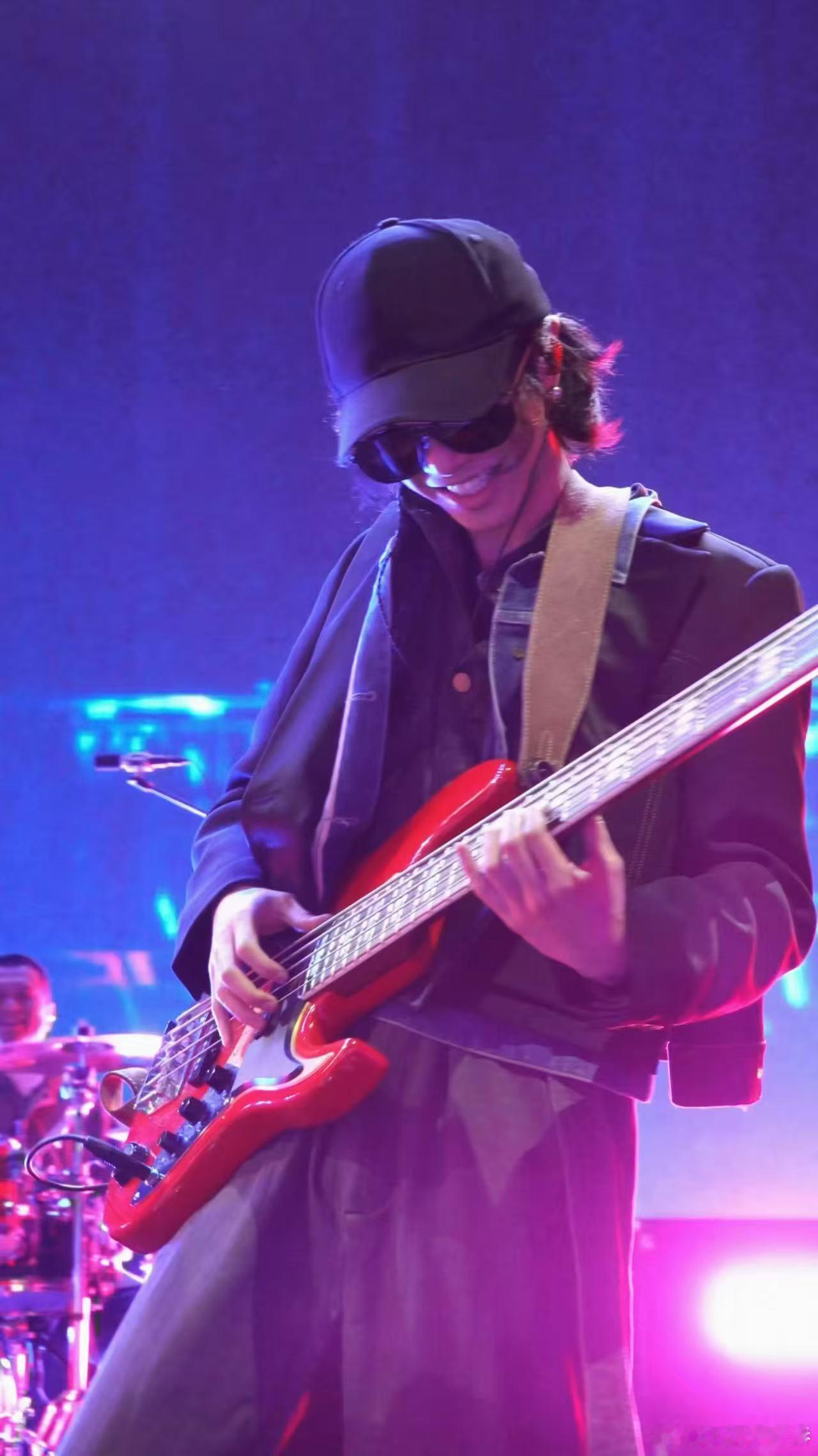 华晨宇我们等你跨越舞台与赛场，奔赴相同的热爱，目光齐聚长沙，我们在PEL现场静待