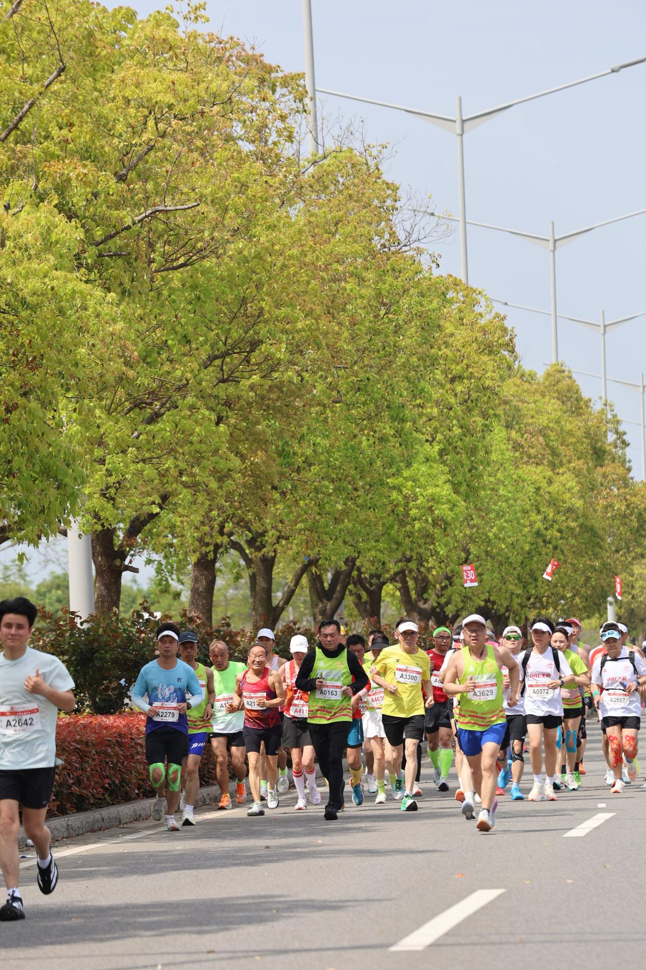 半程马拉松一个半小时算不算快?对业余爱好者来说虽然不是凤毛麟角的，但算优秀的了，