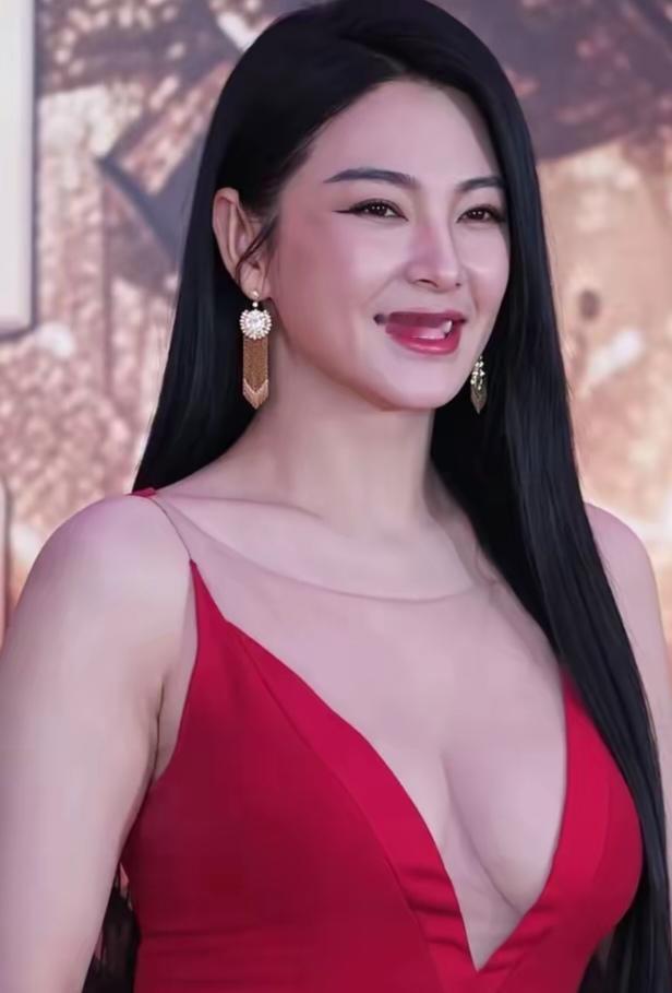 有谁知道张雨绮在笑什么？她体格比较大，框架大，所以体重减掉很多看上去也不觉得瘦，