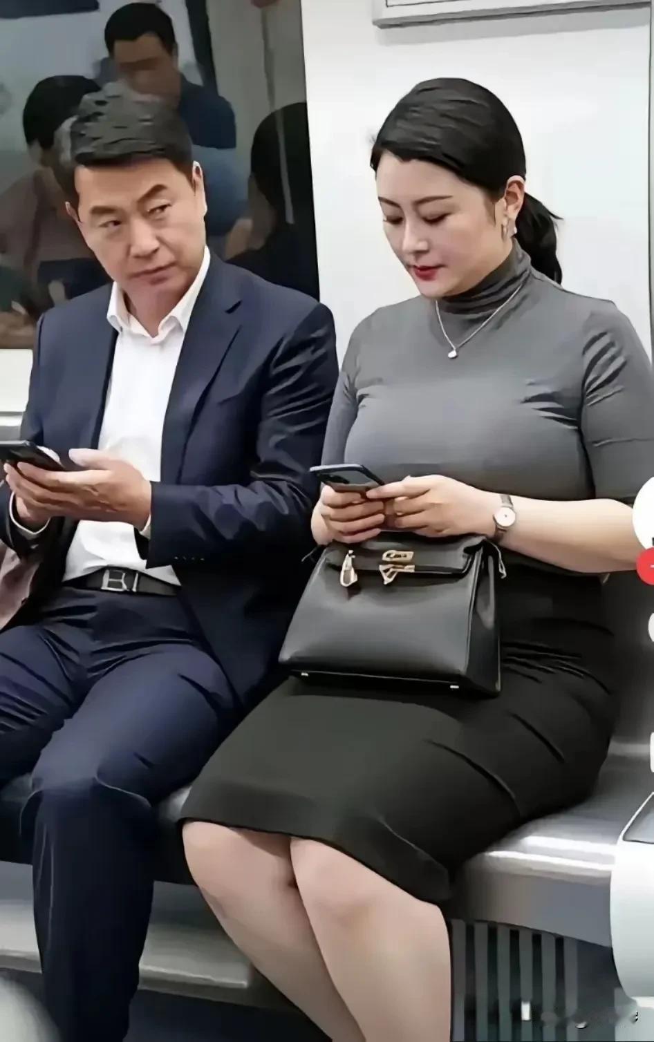 中年女人成熟的美，换做是谁，都愿意多啾一眼。