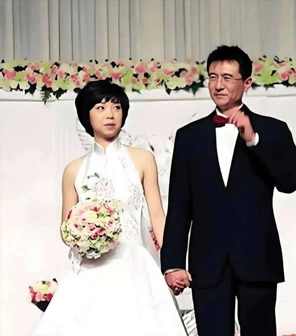 她是世界乒乓球冠军嫁给了48岁身价300亿的香港富豪徐威。可婚后她只是日常步行出