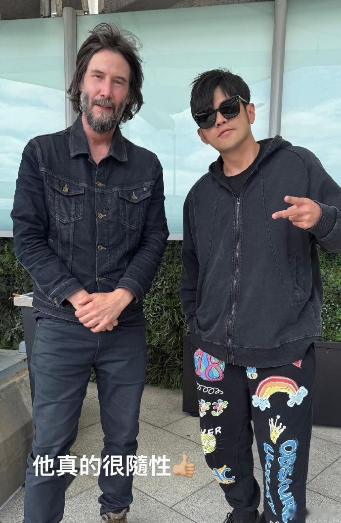 周杰伦基努里维斯同框周杰伦晒和基努里维斯合照梦幻同框！周杰伦分享与基努·里维斯合