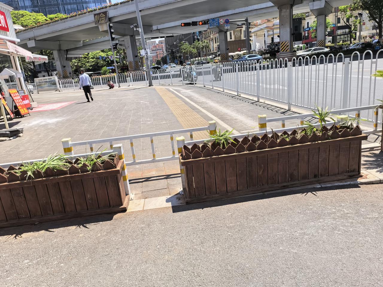 这几天滇池时代广场这边的这个地铁口B出口边上终于清爽了。管理就要这样，要不然前几