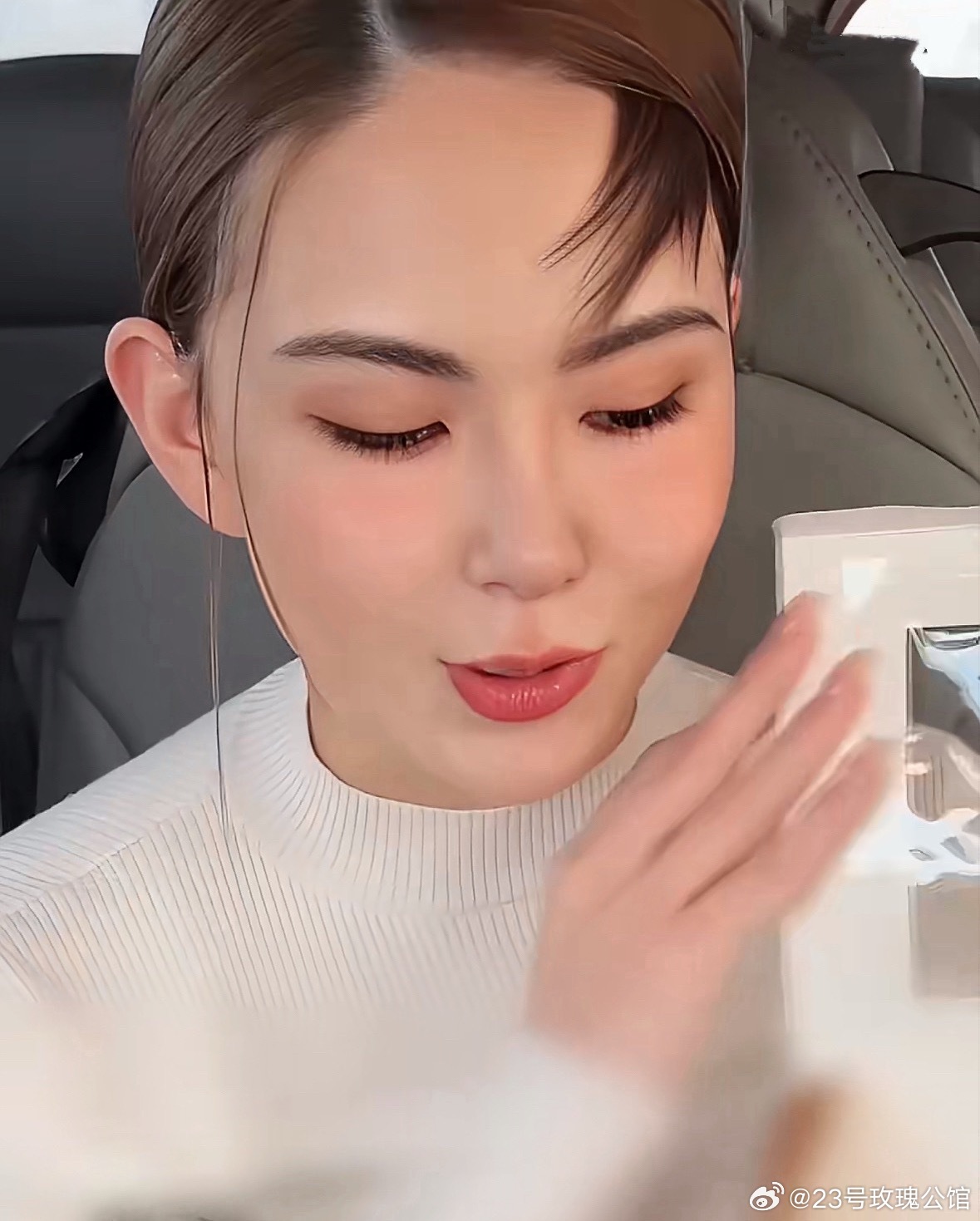 我实在没太看懂，昆凌眉梢上这撮刘海有啥美感，看着好突兀…… 