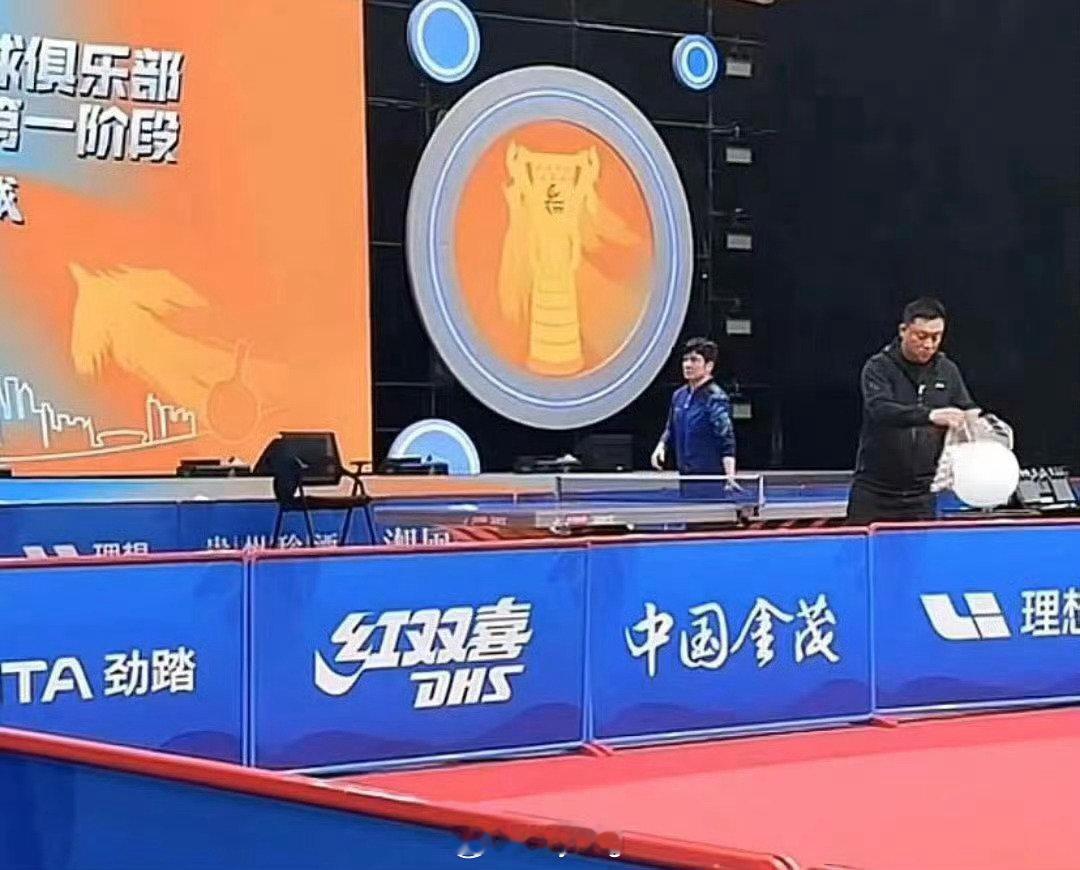 樊振东现身长沙备战乒超 樊振东出现了，已经到长沙练球备战乒超啦，马上就又可以看到