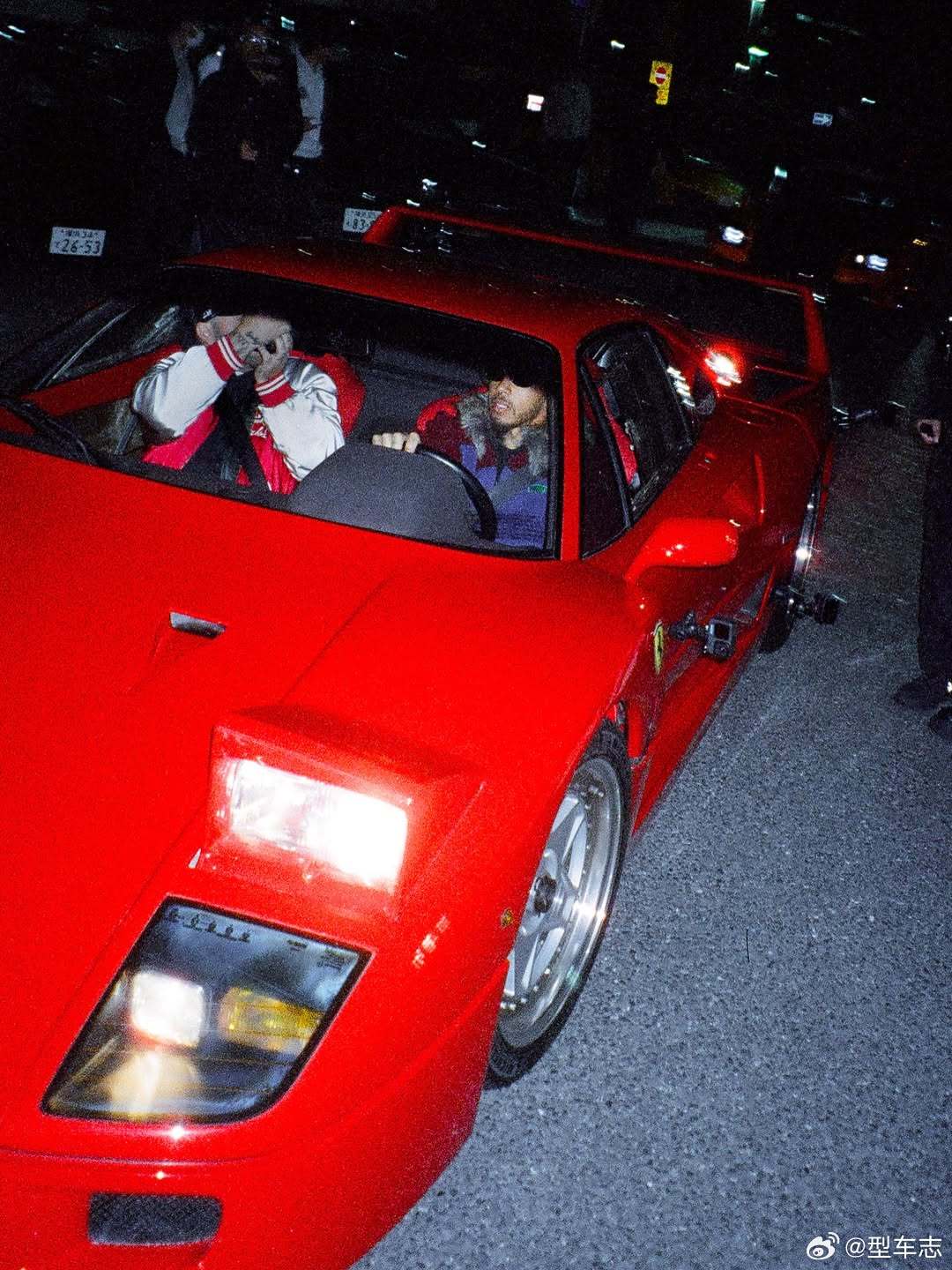 2026F1日本大奖赛哄睡卡戴珊以后，汉密尔顿深夜开着法拉利F40去大黑PA参加