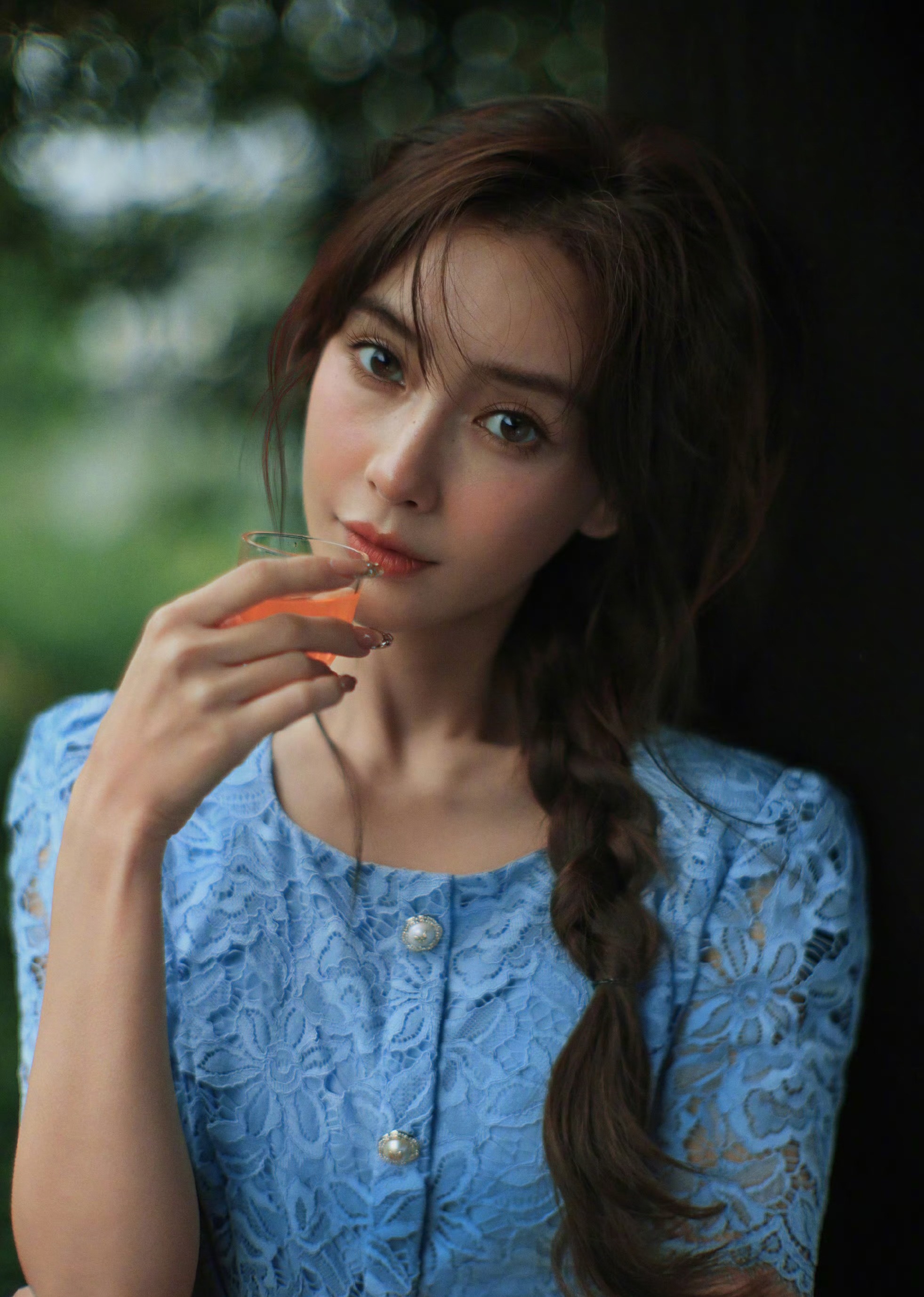 感觉把鼻姐拍得很一般啊，甚至有点过时，陈漫是被禁止滥用ps了吗，现在拍的人物肖像