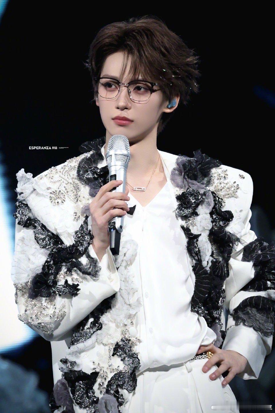 妈耶，梓渝这个喉结谁注意到了！ 