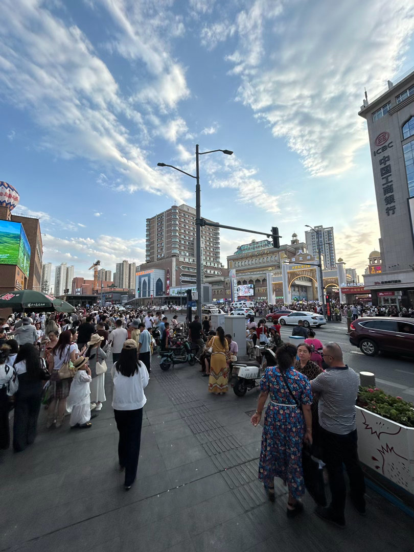 新疆大巴扎一定不要开车来，根本没地方停车人真多啊！！！ 乌鲁木齐