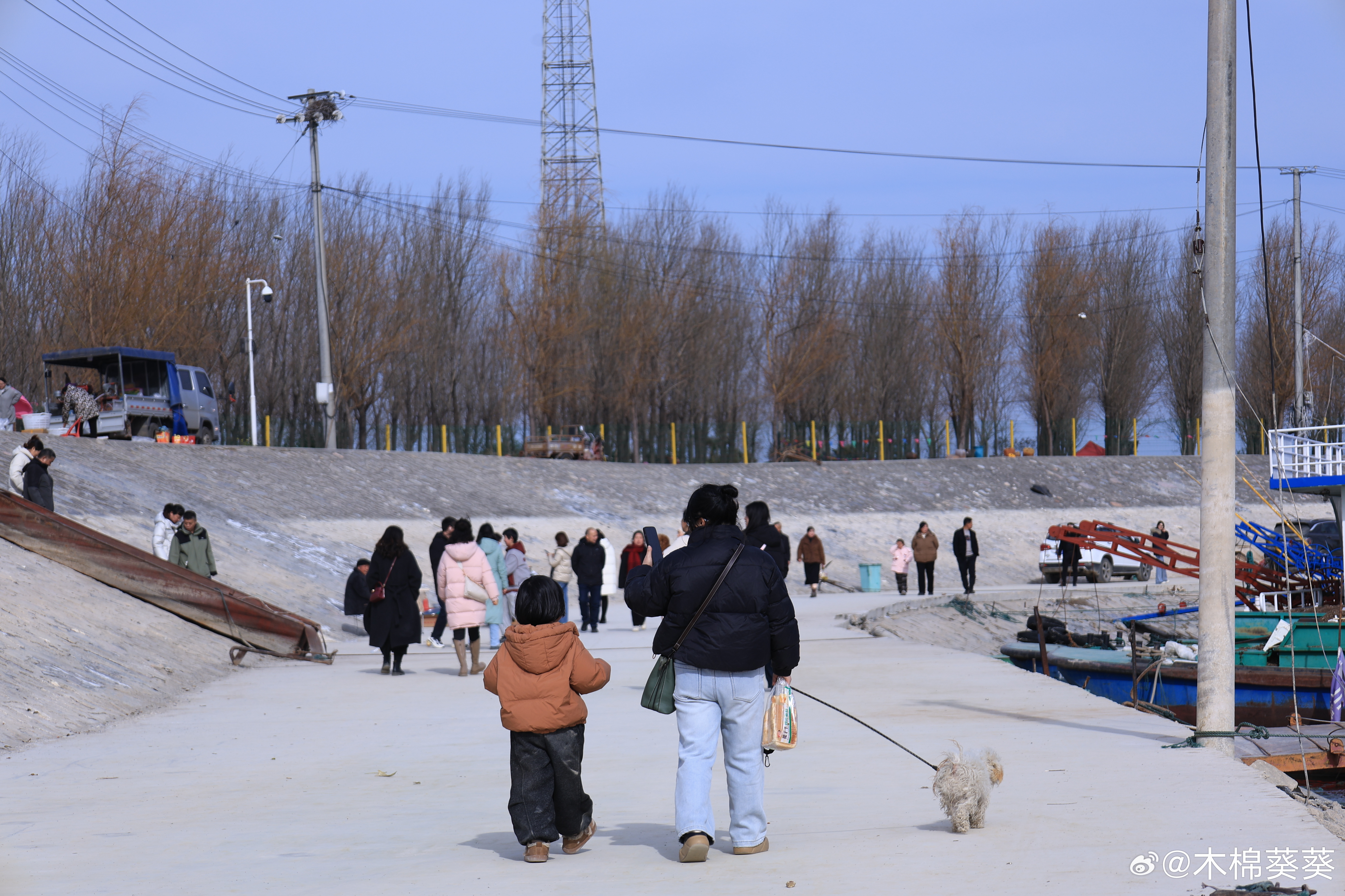 热热闹闹的宋岗码头 