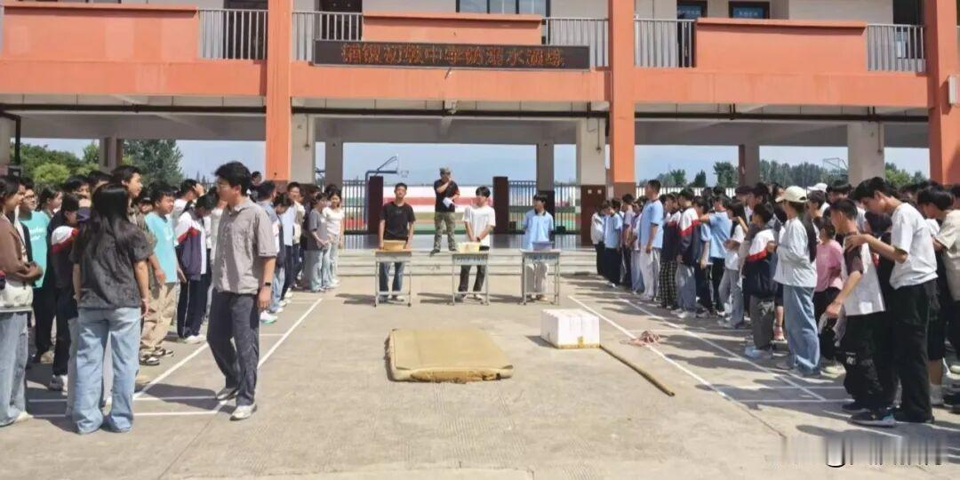 汉台校园安全宣传平台6月10日上午，汉台区铺镇初级中学组织全体学生开展沉浸式防溺