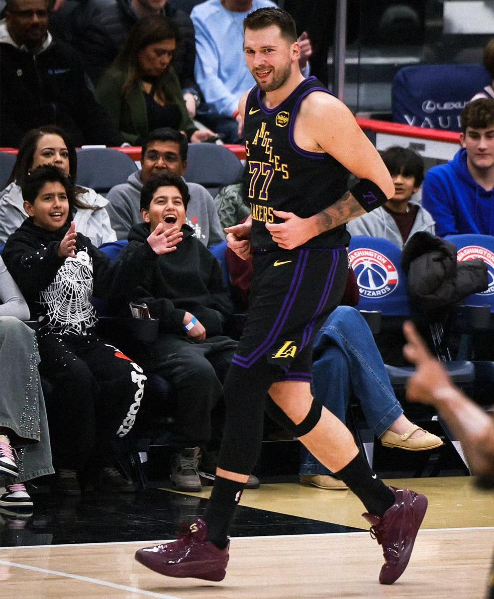 湖人142-111奇才，谈三件事。
1、湖人重回西部第5。拿下这场比赛后，湖人战