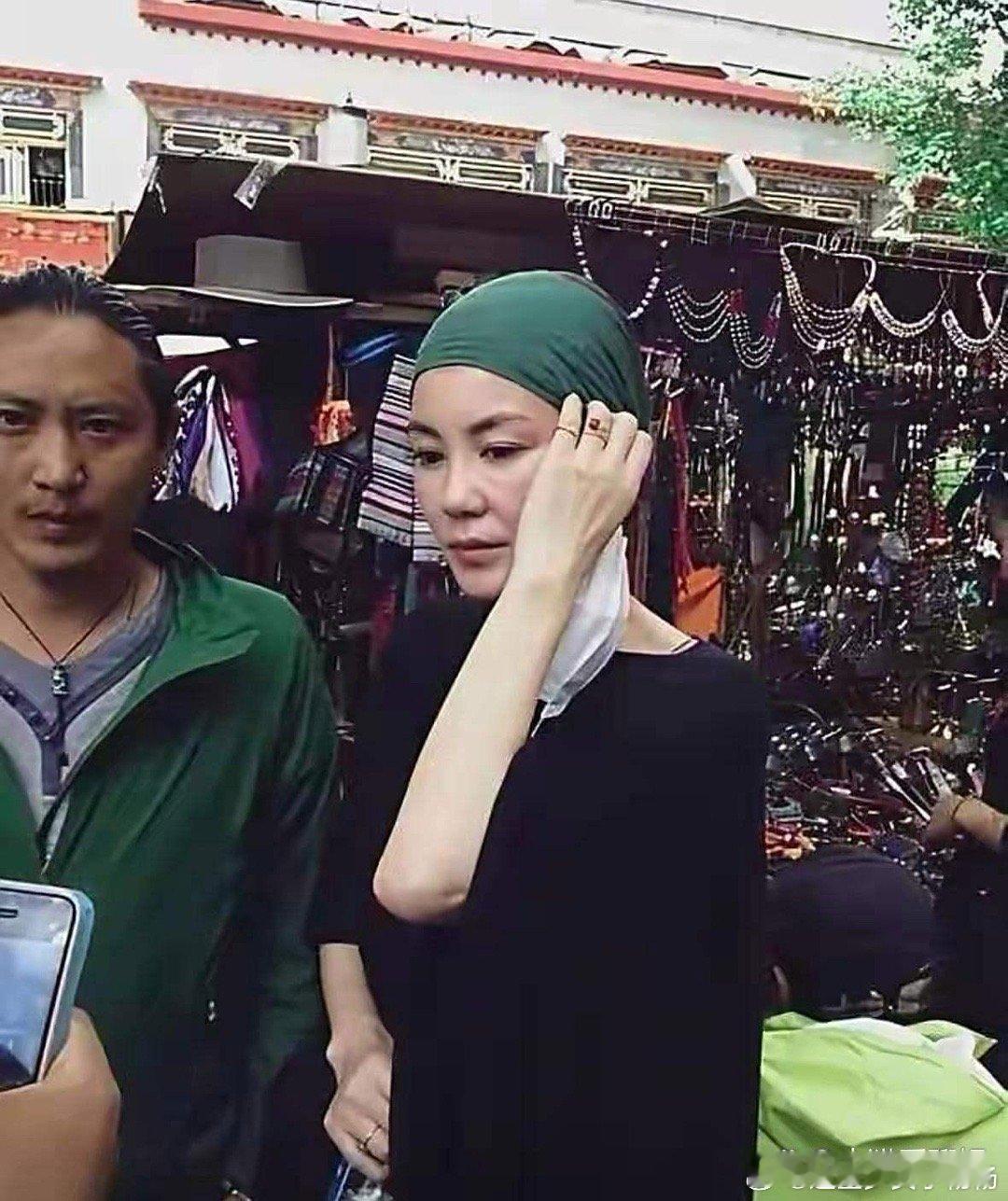 旁边的是谢霆锋吗，怎么黑成这样了，王菲还是王菲没咋变 ​​​