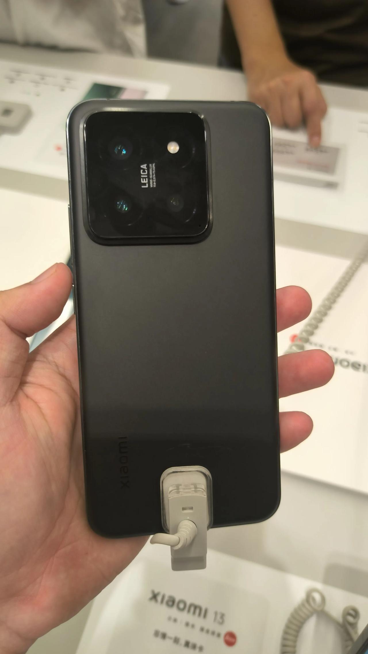 是我肯定不选小米14 Pro，还是13 Pro更香，我去线下摸了，手感真心不行，