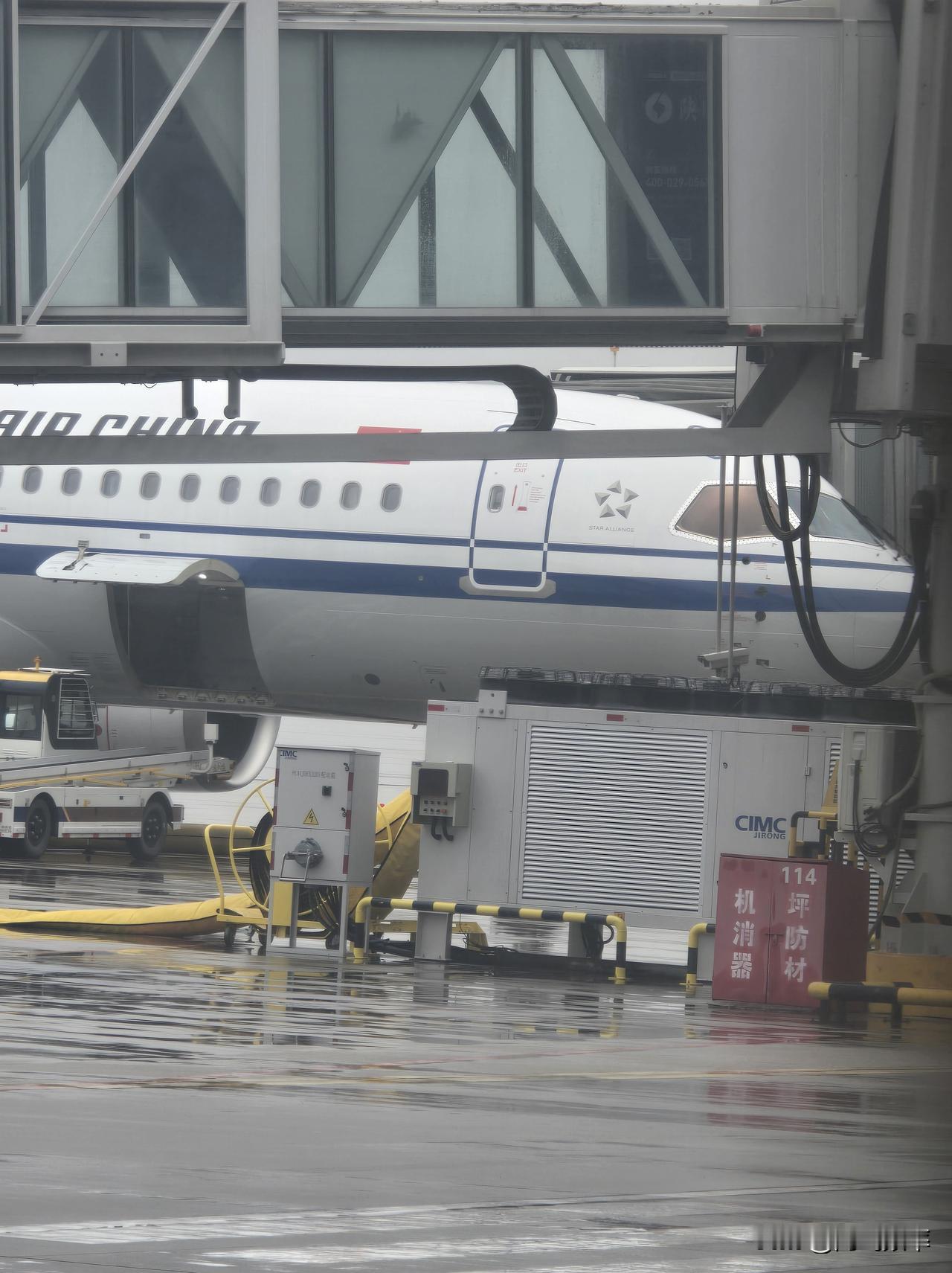 坐飞机我就坐中国人的c919国产大飞机
坏蛋才坐美国的飞机 我们都坐中国人的飞机