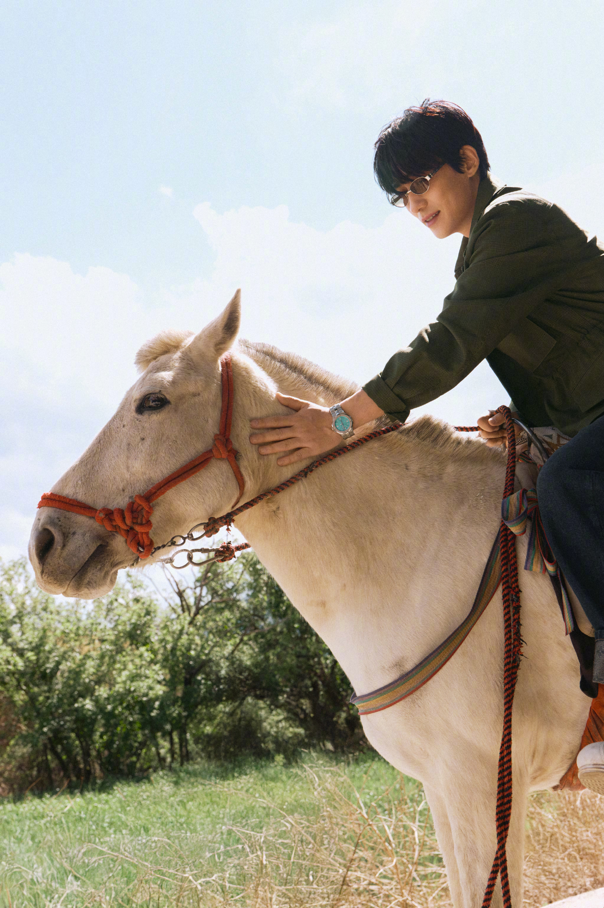 朱一龙 生日写真图集，穿着LV服饰出镜，明媚春日假期，漫步山野街巷，新一年期待影