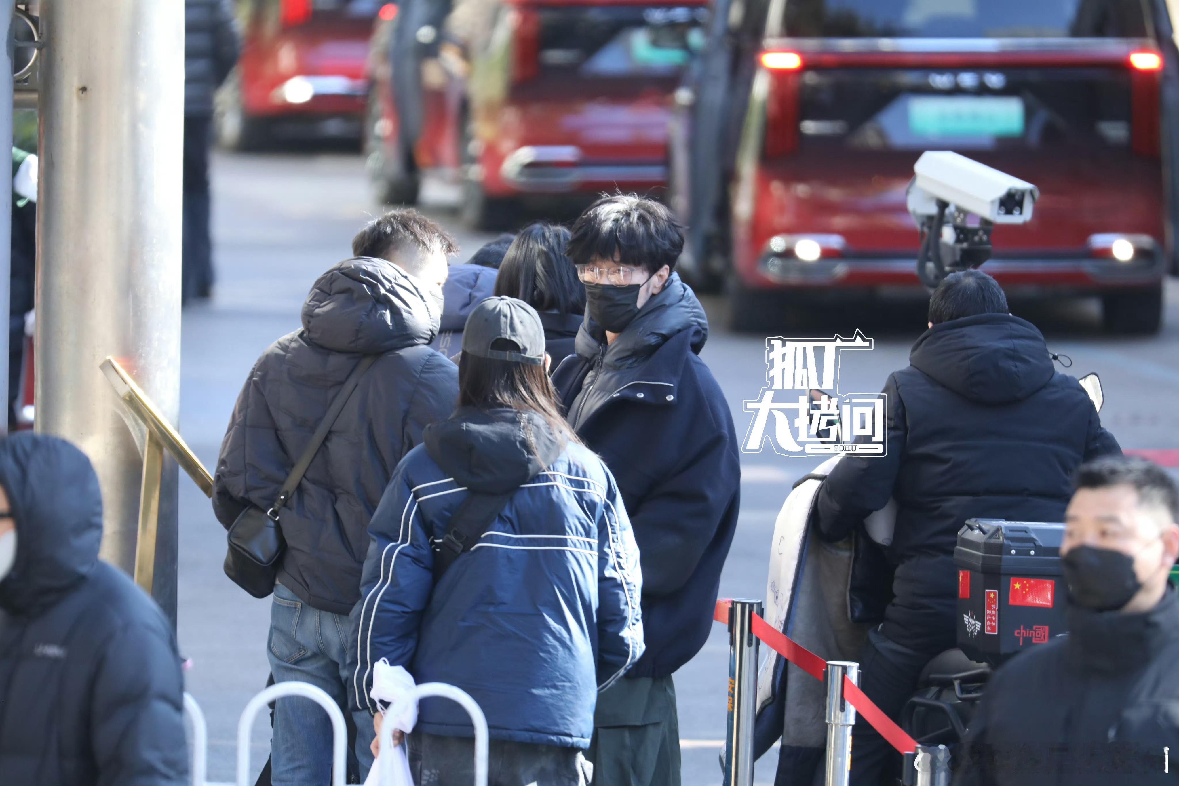 周传雄央视春晚第三次联排 谁的青春回来了！周传雄现身联排，今年春晚的情怀牌稳了 