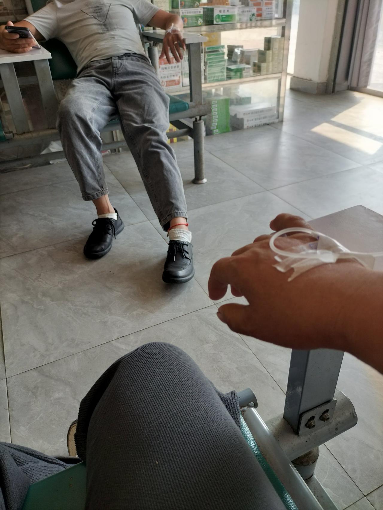 我的右手这几天突然发麻很疼，疼的无法入睡，又骑电动车去很远的地方上班，还更严重了