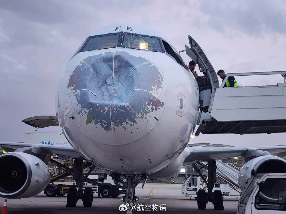 【天上遇冰雹，飞机很难不“毁容”[淡淡的]】当地时间10‎月26日，也门航空一架