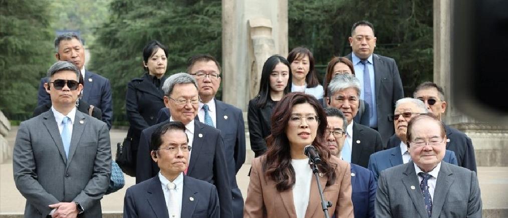 4月10日，中国国民党主席郑丽文率领访问团在大会堂亲耳听到那句“两岸同胞同属中华
