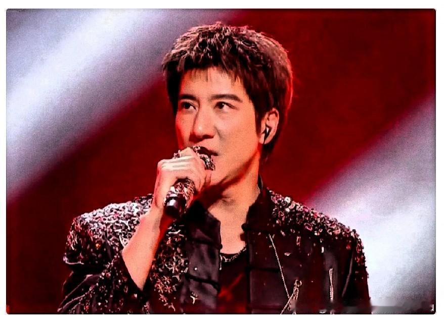 不出意外，
意外还是发生了，
“湾区升明月”晚会上，王力宏演唱《盖世英雄》时，耳