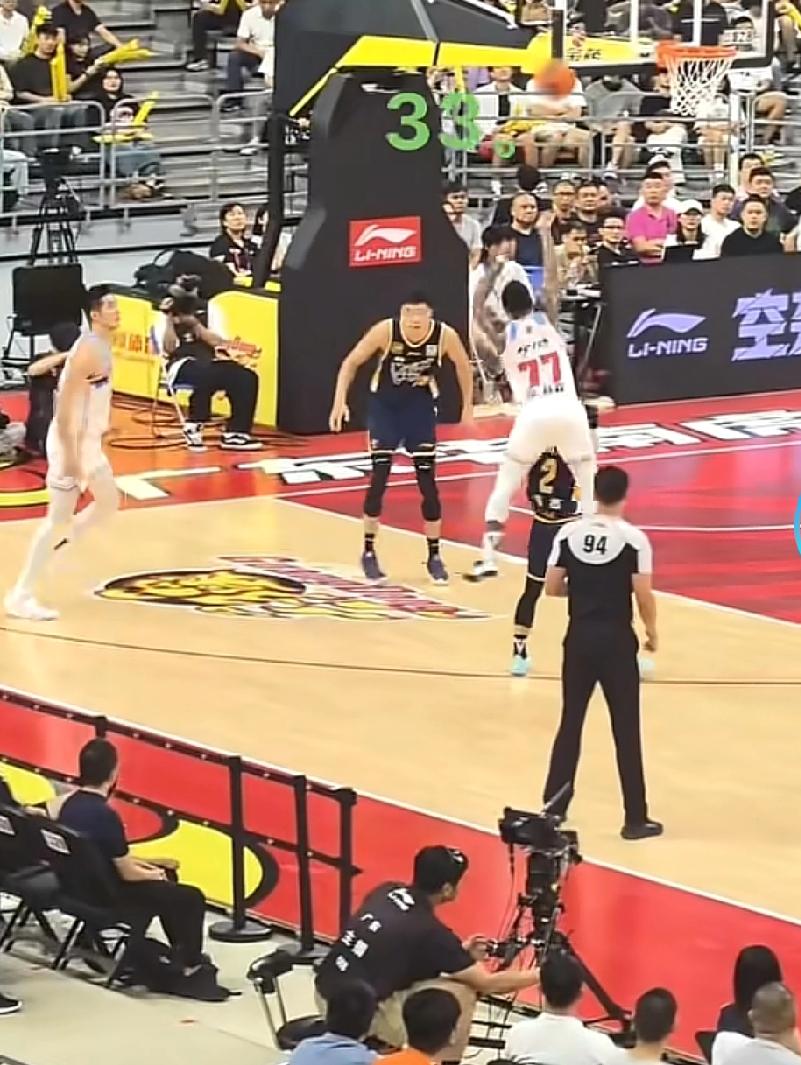 皮特森一年前CBA3+1得瑟，徐杰还在热身赛当主控，皮特森在CBA哪队打球呢？
