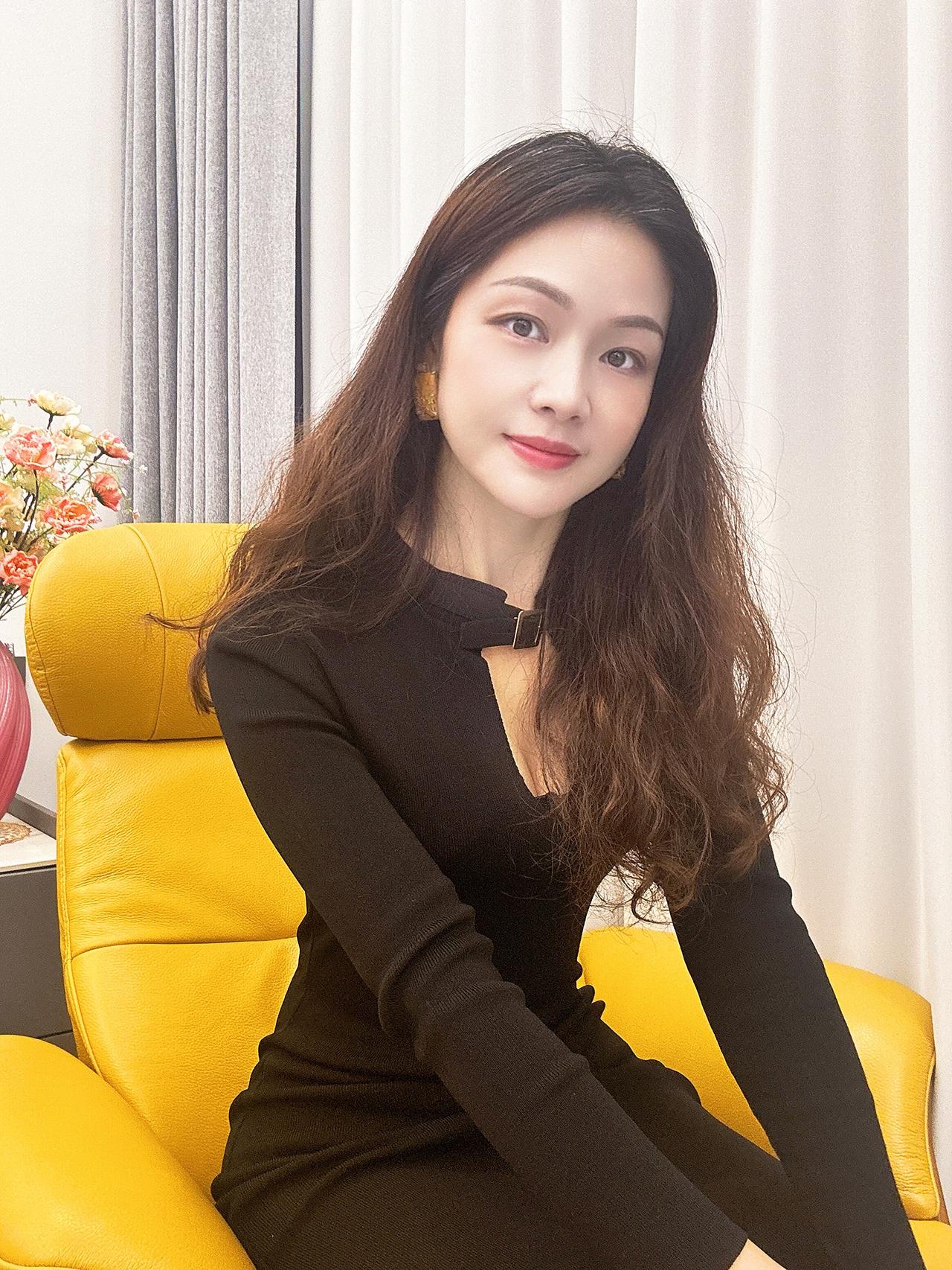 又见那孤雁飞，雪花染白了眉，谁还在那风雪中
痴痴的等人归，又是一夜难入睡，烈酒它