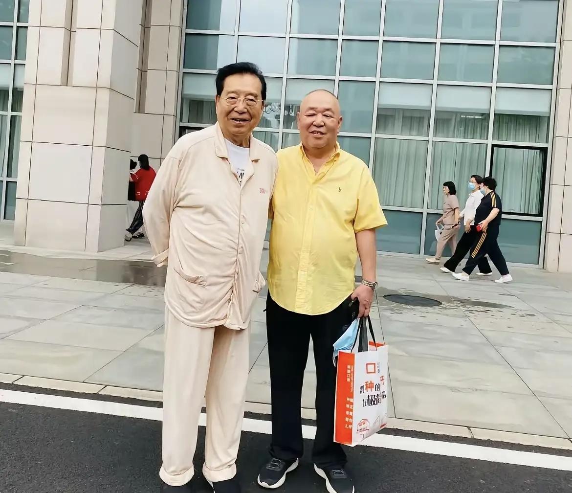 李双江住院的心态真的让人佩服，都去医院了，别人求合影，也是开心的陪着，半点不耐烦