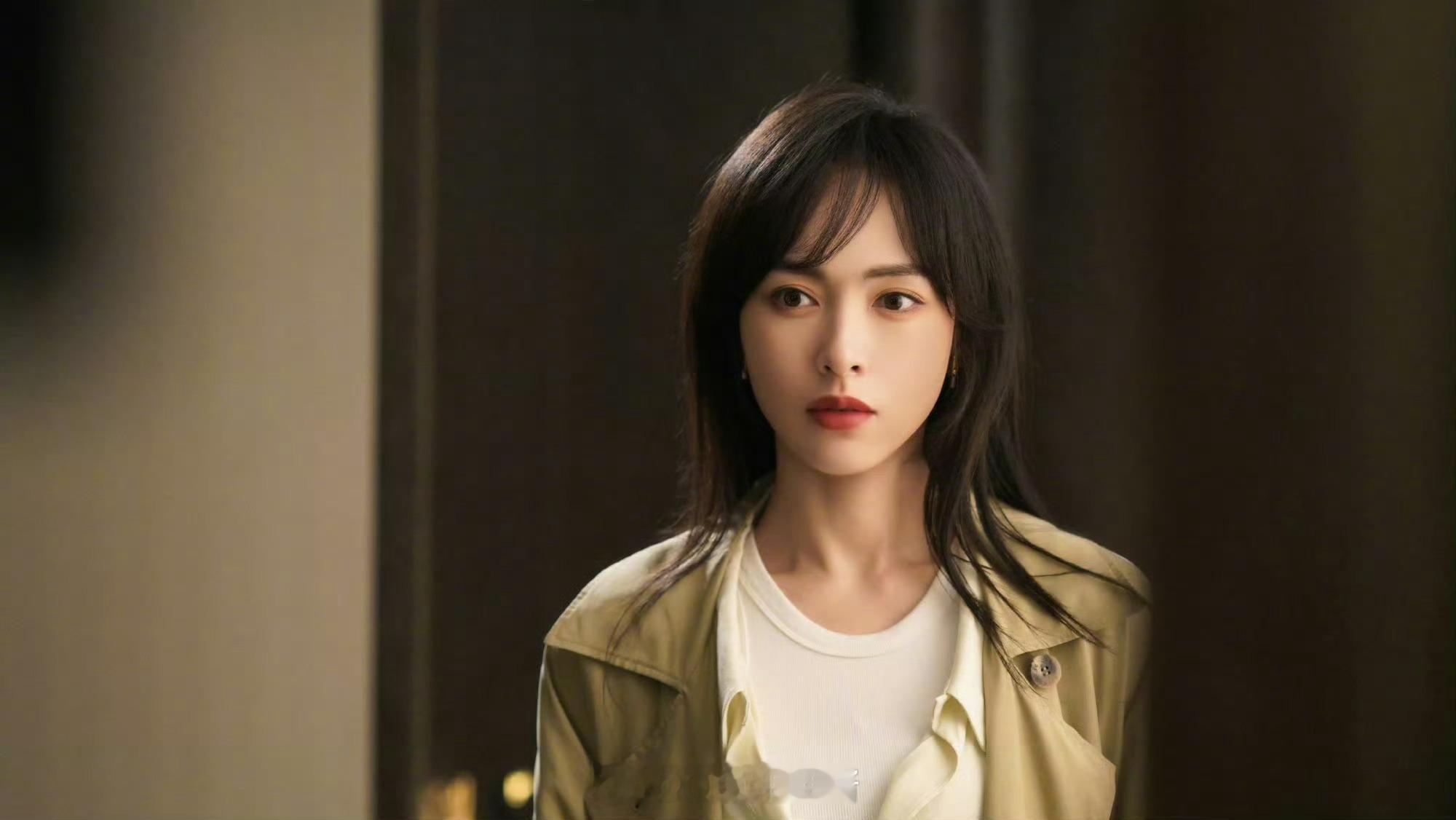 唐嫣角色跨度从仙侠痴情紫萱到元气甜妹，从繁花汪小姐到清冷职场精英，唐嫣打破固有标